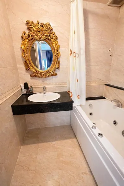 Crowne Hotel – Ảnh 8