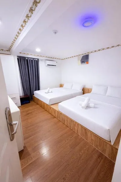Phòng bốn người — Crowne Hotel