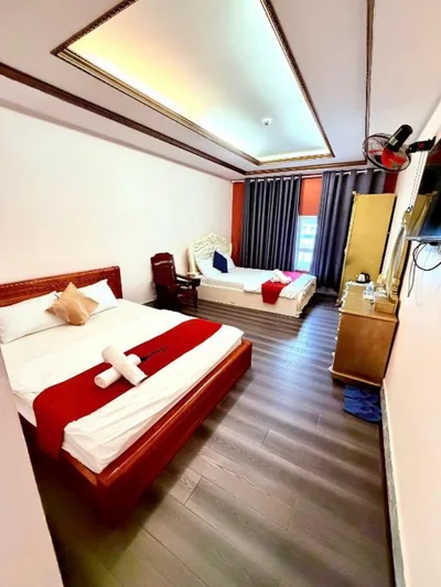 Phòng bốn người có bồn tắm — Crowne Hotel